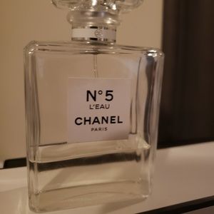 Meet your Posher, Chanel